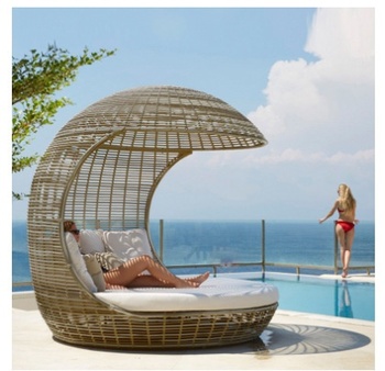 Designer Creative Style Outdoor Rattan Woven Reclining Bed Set Garden Sofas for Resort Hotel Swimming Pool Beach Leisure Sofa